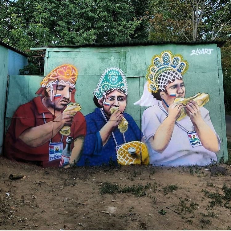 Граффити Россия - Испания болельщики в кокошниках едят