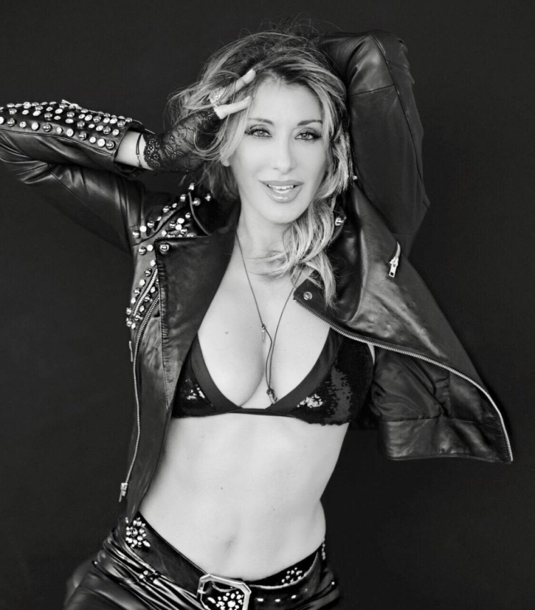 Итальянская фотомодель, актриса и певица Сабрина Салерно горячие интим фото